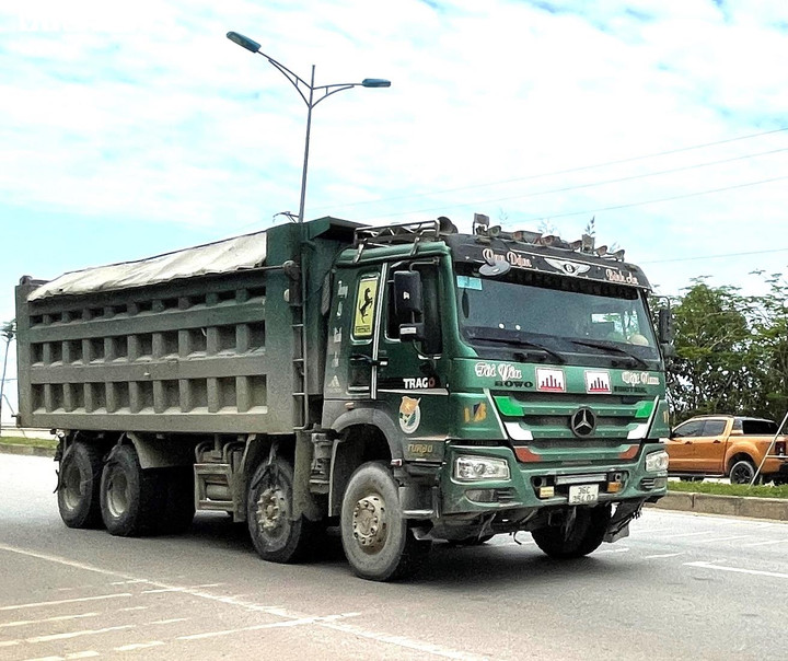 Xe tải dán logo 'lạ' vô tư cơi nới thành thùng, đông như đi trẩy hội ở Nghi Sơn - 2