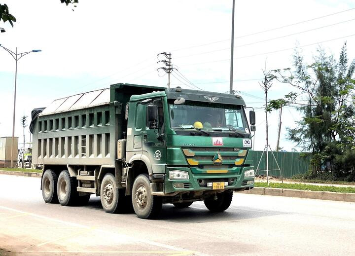 Xe tải dán logo 'lạ' vô tư cơi nới thành thùng, đông như đi trẩy hội ở Nghi Sơn - 4