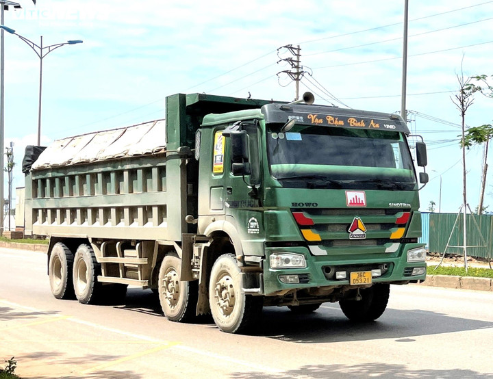 Xe tải dán logo 'lạ' vô tư cơi nới thành thùng, đông như đi trẩy hội ở Nghi Sơn - 6