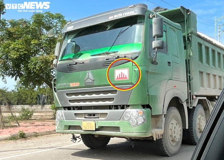Xe tải dán logo 'lạ' vô tư cơi nới thành thùng, đông như đi trẩy hội ở Nghi Sơn - 3