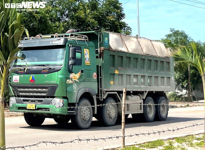 Xe tải dán logo 'lạ' vô tư cơi nới thành thùng, đông như đi trẩy hội ở Nghi Sơn - 5