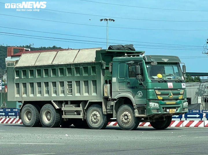 Xe tải dán logo 'lạ' vô tư cơi nới thành thùng, đông như đi trẩy hội ở Nghi Sơn - 10