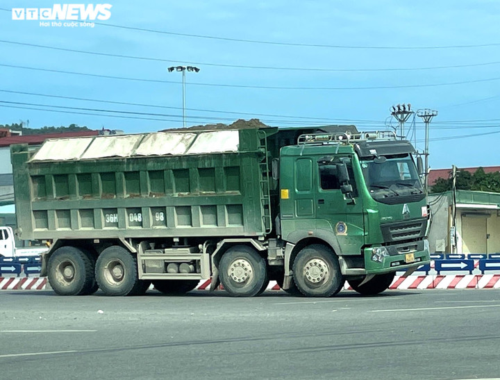 Xe tải dán logo 'lạ' vô tư cơi nới thành thùng, đông như đi trẩy hội ở Nghi Sơn - 12