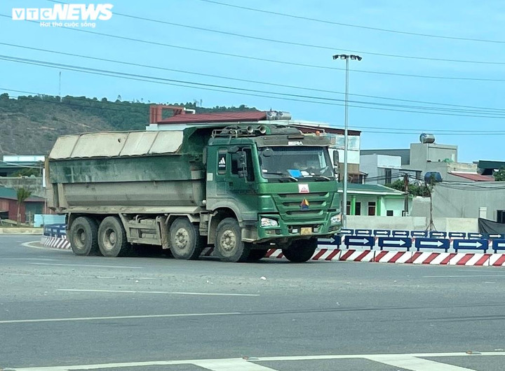 Xe tải dán logo 'lạ' vô tư cơi nới thành thùng, đông như đi trẩy hội ở Nghi Sơn - 11