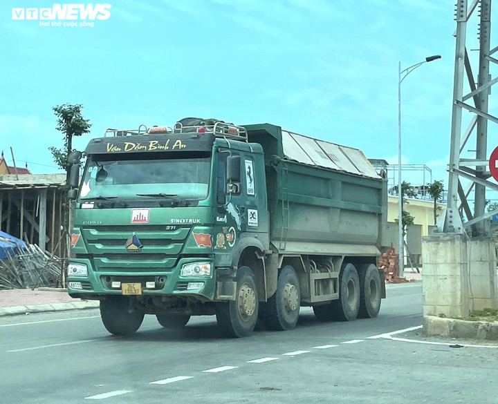 Xe tải dán logo 'lạ' vô tư cơi nới thành thùng, đông như đi trẩy hội ở Nghi Sơn - 1