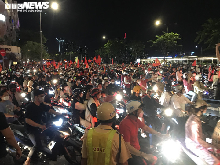 CSGT TP.HCM xử lý cổ động viên quá khích, cầm bảng cổ vũ ghi nội dung tục tĩu - 1