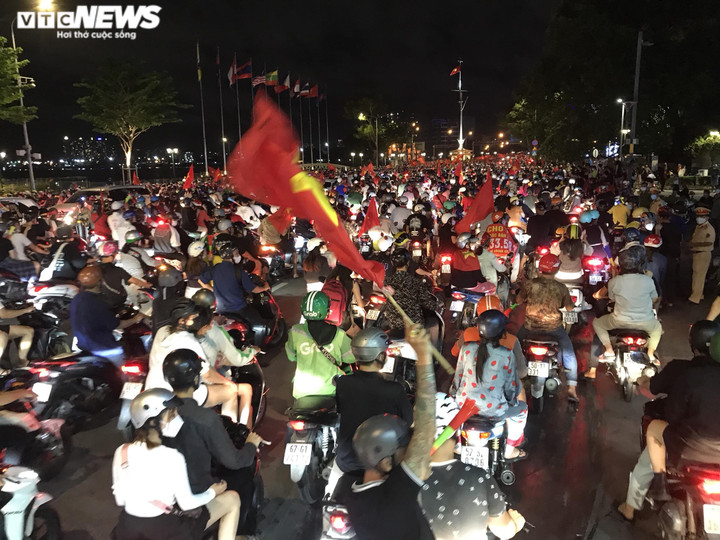 CSGT TP.HCM xử lý cổ động viên quá khích, cầm bảng cổ vũ ghi nội dung tục tĩu - 2