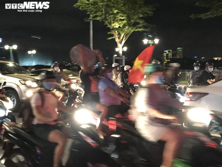 CSGT TP.HCM xử lý cổ động viên quá khích, cầm bảng cổ vũ ghi nội dung tục tĩu - 4