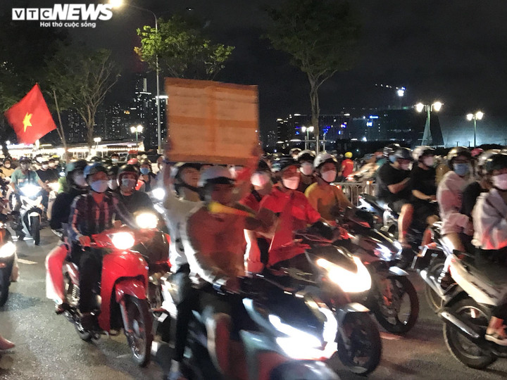 CSGT TP.HCM xử lý cổ động viên quá khích, cầm bảng cổ vũ ghi nội dung tục tĩu - 8