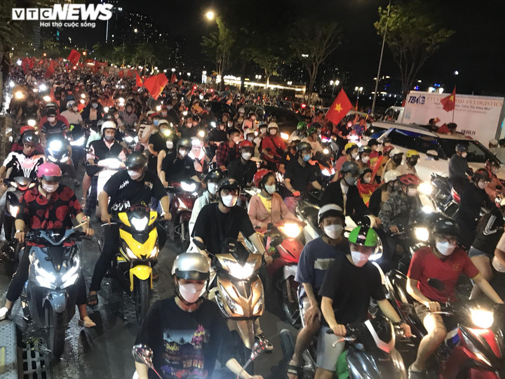 CSGT TP.HCM xử lý cổ động viên quá khích, cầm bảng cổ vũ ghi nội dung tục tĩu - 3