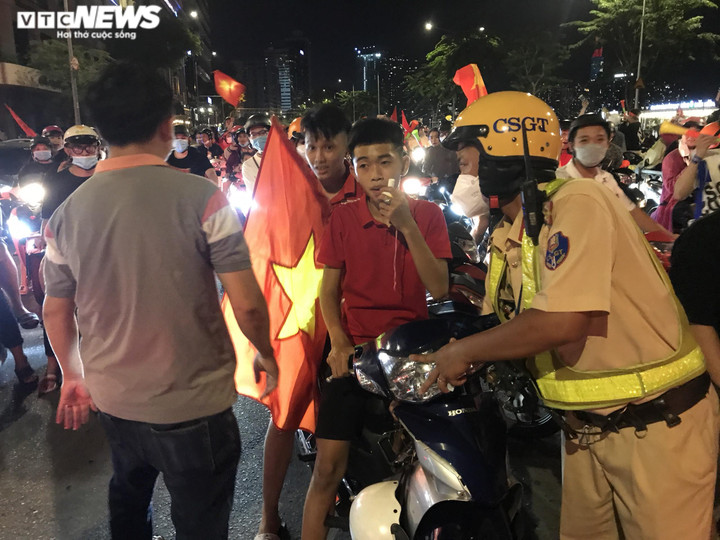 CSGT TP.HCM xử lý cổ động viên quá khích, cầm bảng cổ vũ ghi nội dung tục tĩu - 6