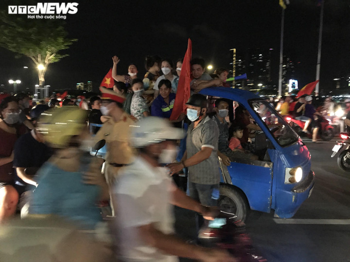 CSGT TP.HCM xử lý cổ động viên quá khích, cầm bảng cổ vũ ghi nội dung tục tĩu - 7