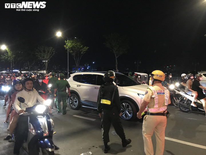 Công an TP.HCM xử lý loạt quái xế 1h sáng vẫn ‘đi bão’, bấm còi inh ỏi - 4
