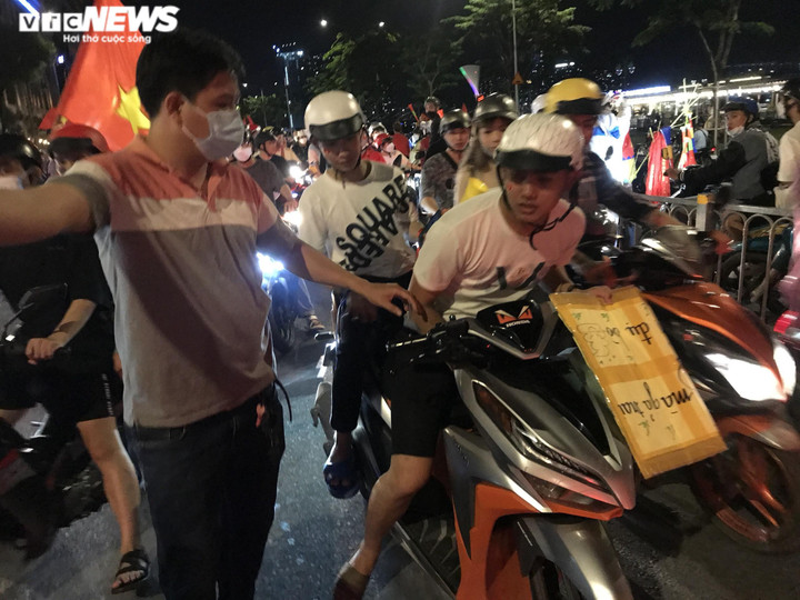 CSGT TP.HCM xử lý cổ động viên quá khích, cầm bảng cổ vũ ghi nội dung tục tĩu - 9