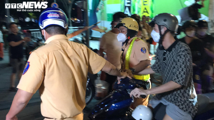 CSGT TP.HCM xử lý cổ động viên quá khích, cầm bảng cổ vũ ghi nội dung tục tĩu - 5