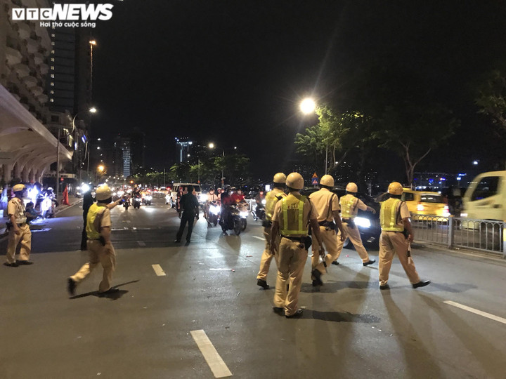 Công an TP.HCM xử lý loạt quái xế 1h sáng vẫn ‘đi bão’, bấm còi inh ỏi - 1