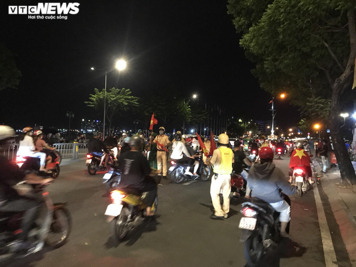 Công an TP.HCM xử lý loạt quái xế 1h sáng vẫn ‘đi bão’, bấm còi inh ỏi - 2