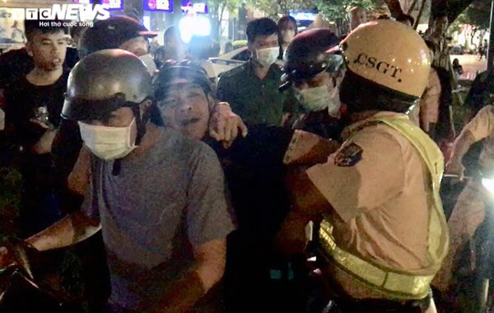 Công an TP.HCM xử lý loạt quái xế 1h sáng vẫn ‘đi bão’, bấm còi inh ỏi - 7