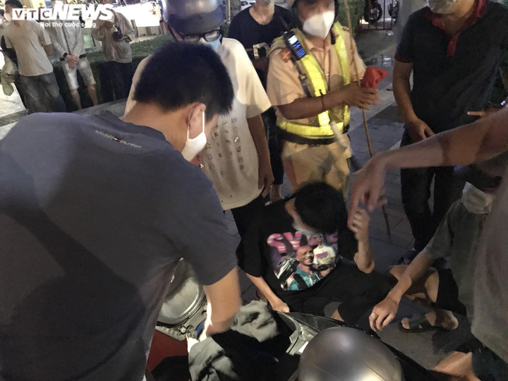 Công an TP.HCM xử lý loạt quái xế 1h sáng vẫn ‘đi bão’, bấm còi inh ỏi - 6