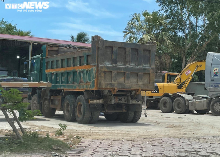 Xe tải dán logo 'lạ' vô tư cơi nới thành thùng, đông như đi trẩy hội ở Nghi Sơn - 14