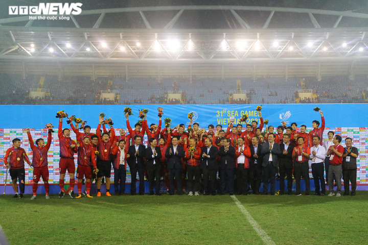 Lê Văn Xuân vứt nạng ôm đồng đội mừng U23 Việt Nam vô địch - 6