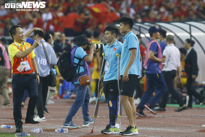 Lê Văn Xuân vứt nạng ôm đồng đội mừng U23 Việt Nam vô địch - 2