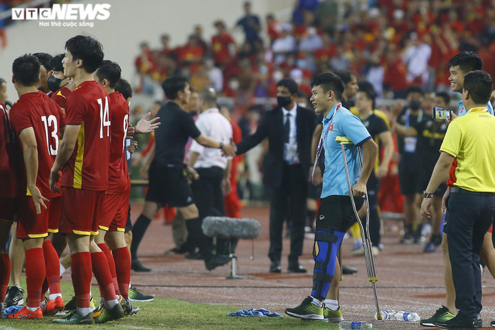 Lê Văn Xuân vứt nạng ôm đồng đội mừng U23 Việt Nam vô địch - 3