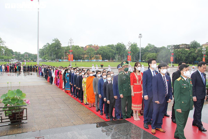 Lãnh đạo Đảng, Nhà nước và các ĐBQH vào Lăng viếng Chủ tịch Hồ Chí Minh - 4