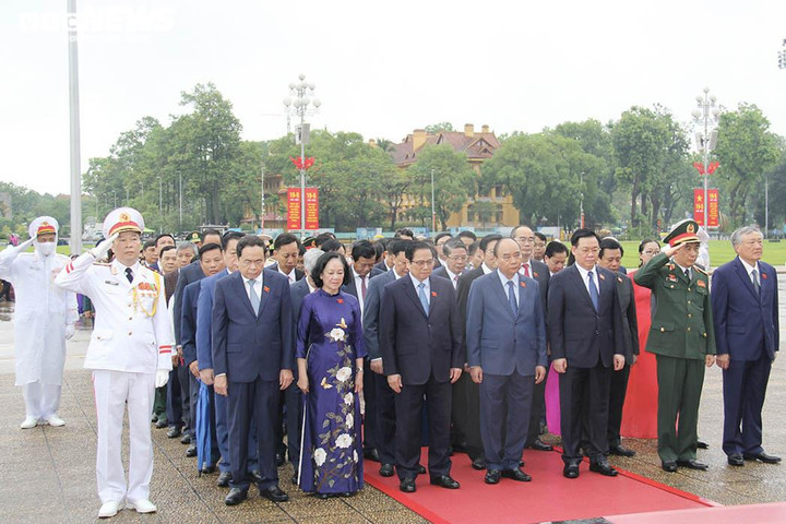 Lãnh đạo Đảng, Nhà nước và các ĐBQH vào Lăng viếng Chủ tịch Hồ Chí Minh - 6