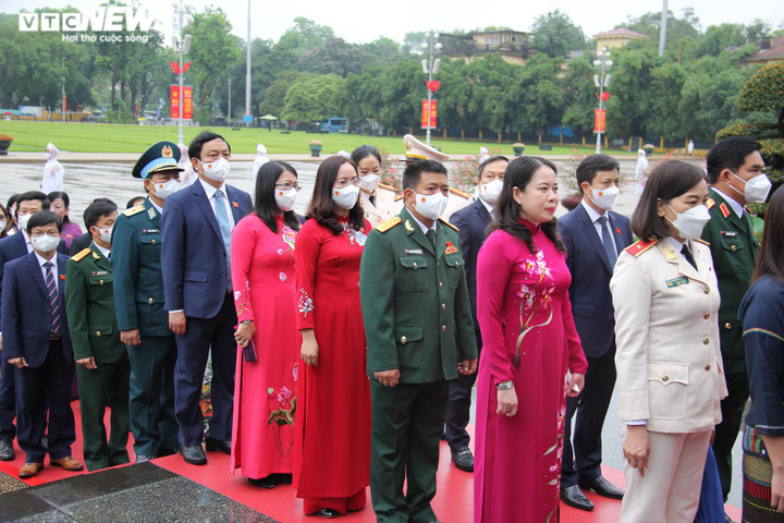 Lãnh đạo Đảng, Nhà nước và các ĐBQH vào Lăng viếng Chủ tịch Hồ Chí Minh - 5
