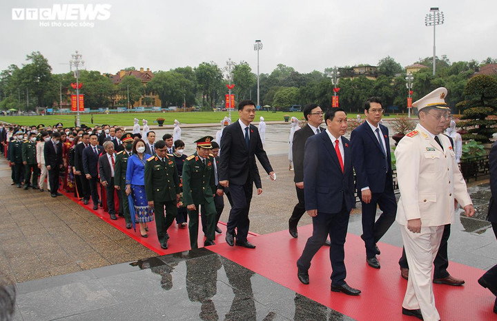 Lãnh đạo Đảng, Nhà nước và các ĐBQH vào Lăng viếng Chủ tịch Hồ Chí Minh - 3