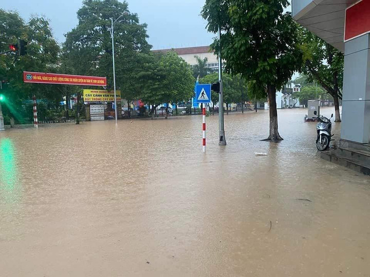 Ảnh: CSGT Vĩnh Phúc bì bõm lội nước đẩy xe giúp dân vượt qua điểm ngập - 6