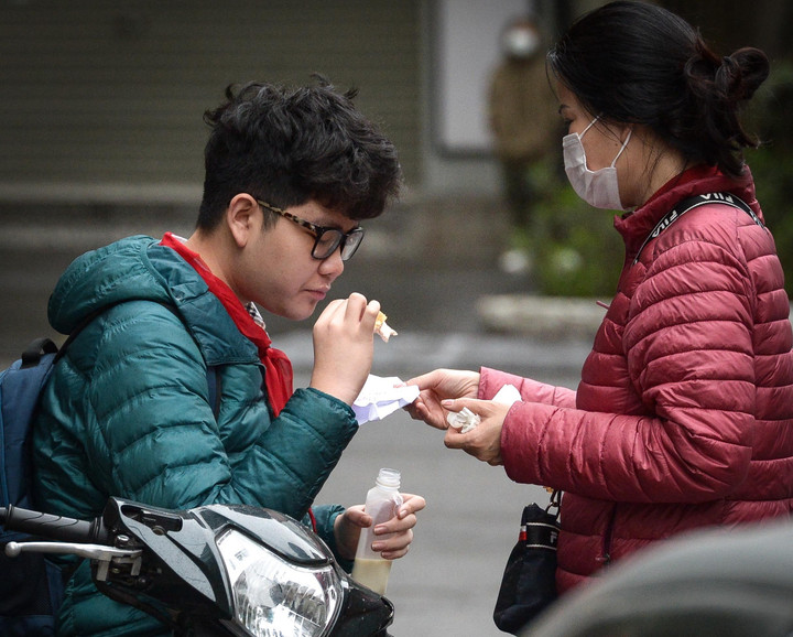 Dự kiến học phí tăng gấp đôi: Phụ huynh than trời, lo nhiều khoản chi đầu năm - 1