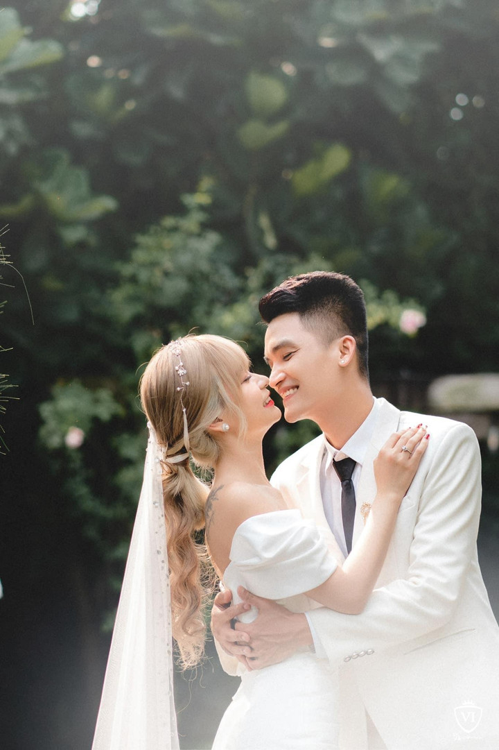 Sao Việt 25/5: Vợ chồng Mạc Văn Khoa tung trọn bộ ảnh cưới cực tình - 1