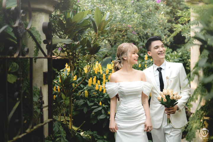 Sao Việt 25/5: Vợ chồng Mạc Văn Khoa tung trọn bộ ảnh cưới cực tình - 2