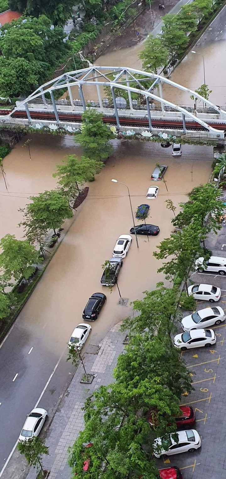 Nhiều tỉnh, thành miền Bắc ngập nặng, ô tô nổi lềnh bềnh giữa phố - 5