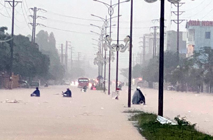 Vĩnh Phúc: Đường biến thành sông, dân cất vó bắt cá giữa phố - 10