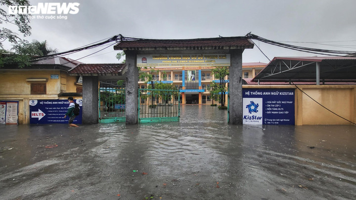 Bắc Ninh: Mưa lớn làm ngập trường, hơn 1.300 học sinh phải nghỉ học - 5