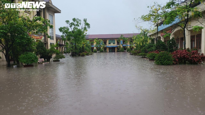 Bắc Ninh: Mưa lớn làm ngập trường, hơn 1.300 học sinh phải nghỉ học - 3