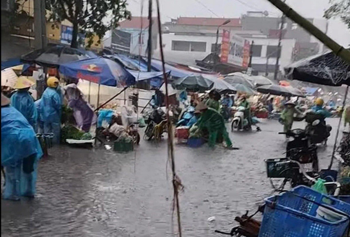 Nhiều tỉnh, thành miền Bắc ngập nặng, ô tô nổi lềnh bềnh giữa phố - 8