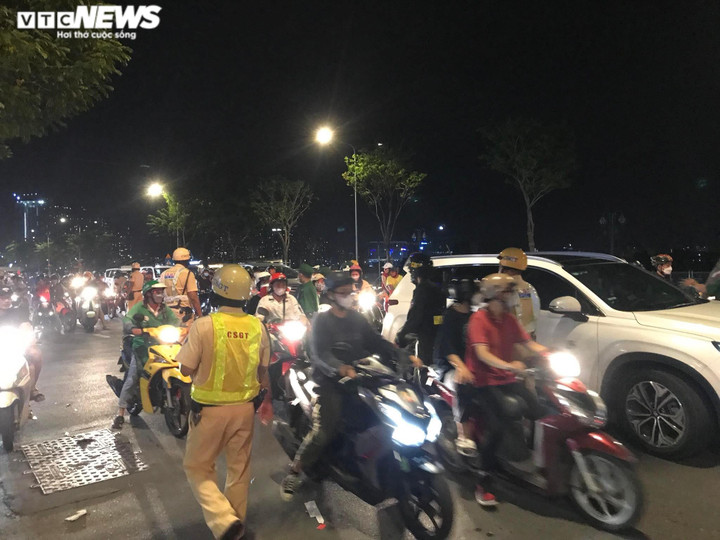 CSGT TP.HCM xử lý cổ động viên quá khích, cầm bảng cổ vũ ghi nội dung tục tĩu - 10