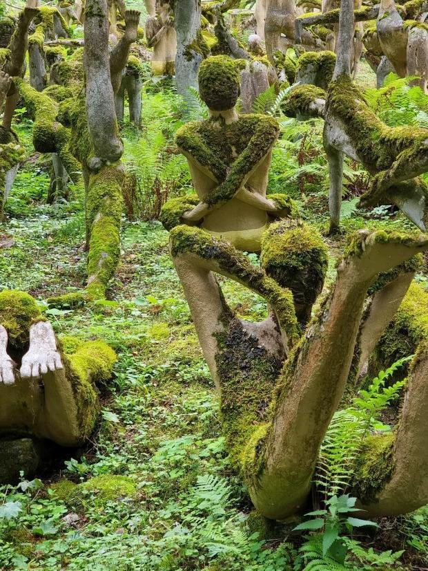 Khu du lịch đáng sợ nhất thế giới với 450 bức tượng gắn răng người