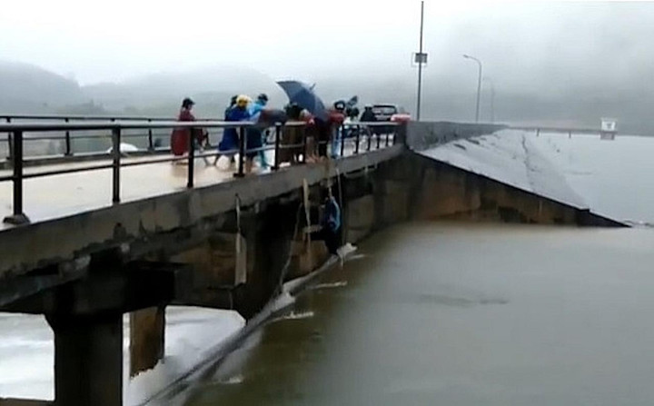 Ngồi dưới gầm cầu bắt cá, người đàn ông ở Vĩnh Phúc bị mắc kẹt giữa dòng nước lũ - 1