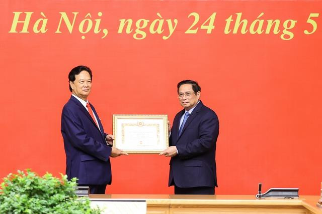 Trao Huy hiệu 55 năm tuổi Đảng tặng nguyên Thủ tướng Nguyễn Tấn Dũng - 1