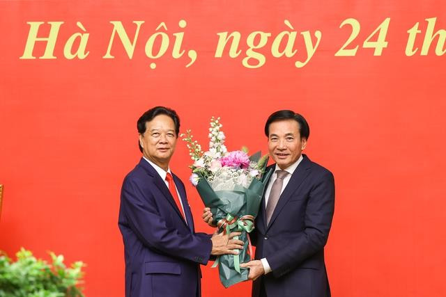 Trao Huy hiệu 55 năm tuổi Đảng tặng nguyên Thủ tướng Nguyễn Tấn Dũng - 3