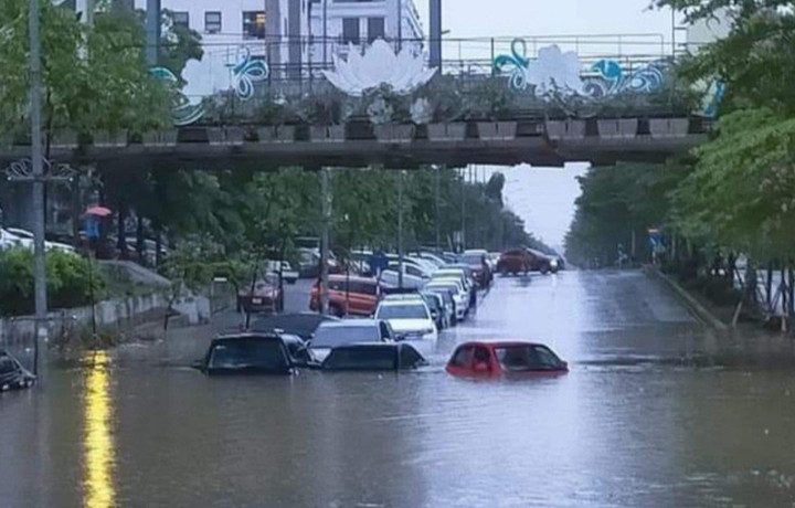 Nhiều tỉnh, thành miền Bắc ngập nặng, ô tô nổi lềnh bềnh giữa phố - 3