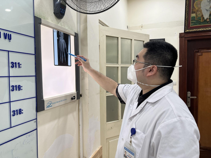 Chơi điện tử trên điện thoại đang sạc, nam thanh niên nát cả bàn tay - 1