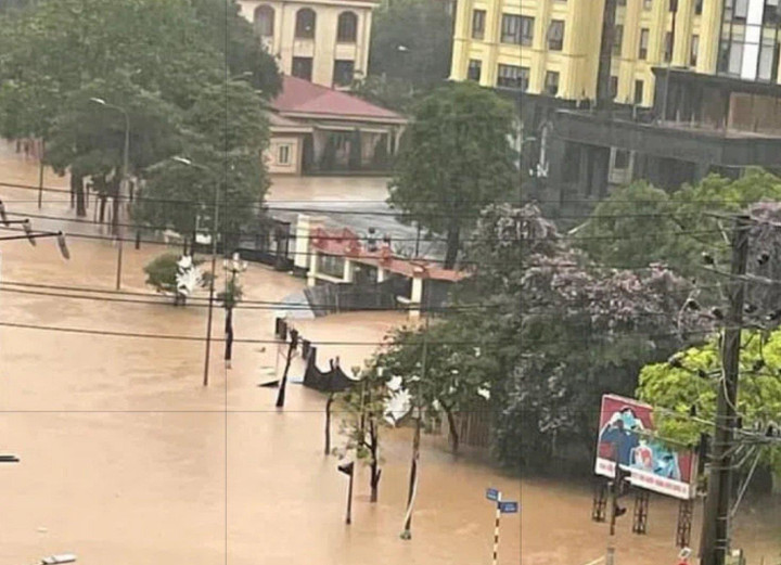 Nhiều tỉnh, thành miền Bắc ngập nặng, ô tô nổi lềnh bềnh giữa phố - 7