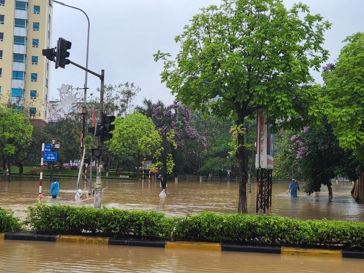 Vĩnh Phúc: Đường biến thành sông, dân cất vó bắt cá giữa phố - 3