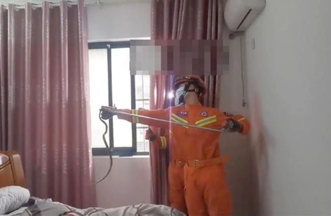 Đang ngủ thấy vướng chân, kinh hoàng phát hiện rắn cực độc trong chăn - 1